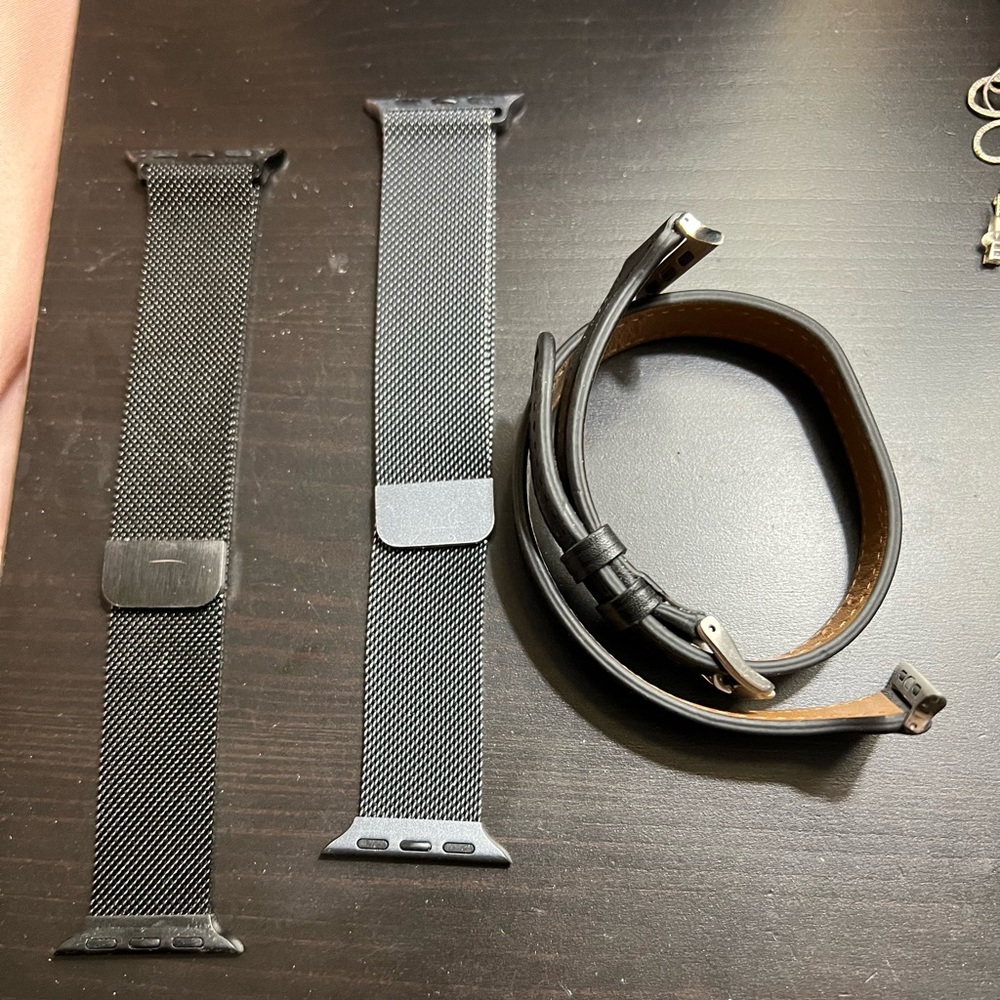 Selling three watch bands as one. Compatible for Apple Watch ⌚️ 38/40/41mm.